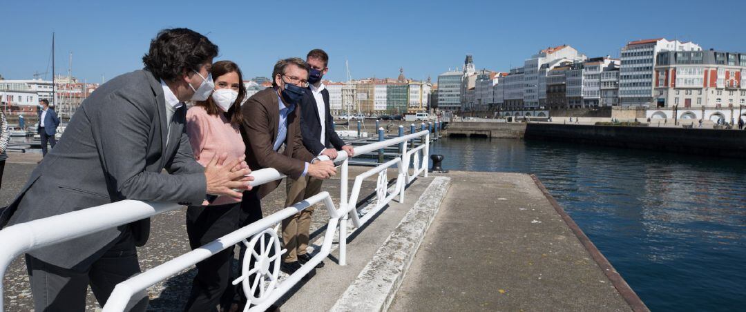 El presidente del Puerto de A Coruña, Martín Fernández Prado, la alcaldesa de A Coruña, Inés Rey, el presidente de la Xunta, Alberto Núñez Feijóo, y el delegado de la Xunta en A Coruña, Gonzalo Trenor, en la apertura del muelle de trasatlánticos.