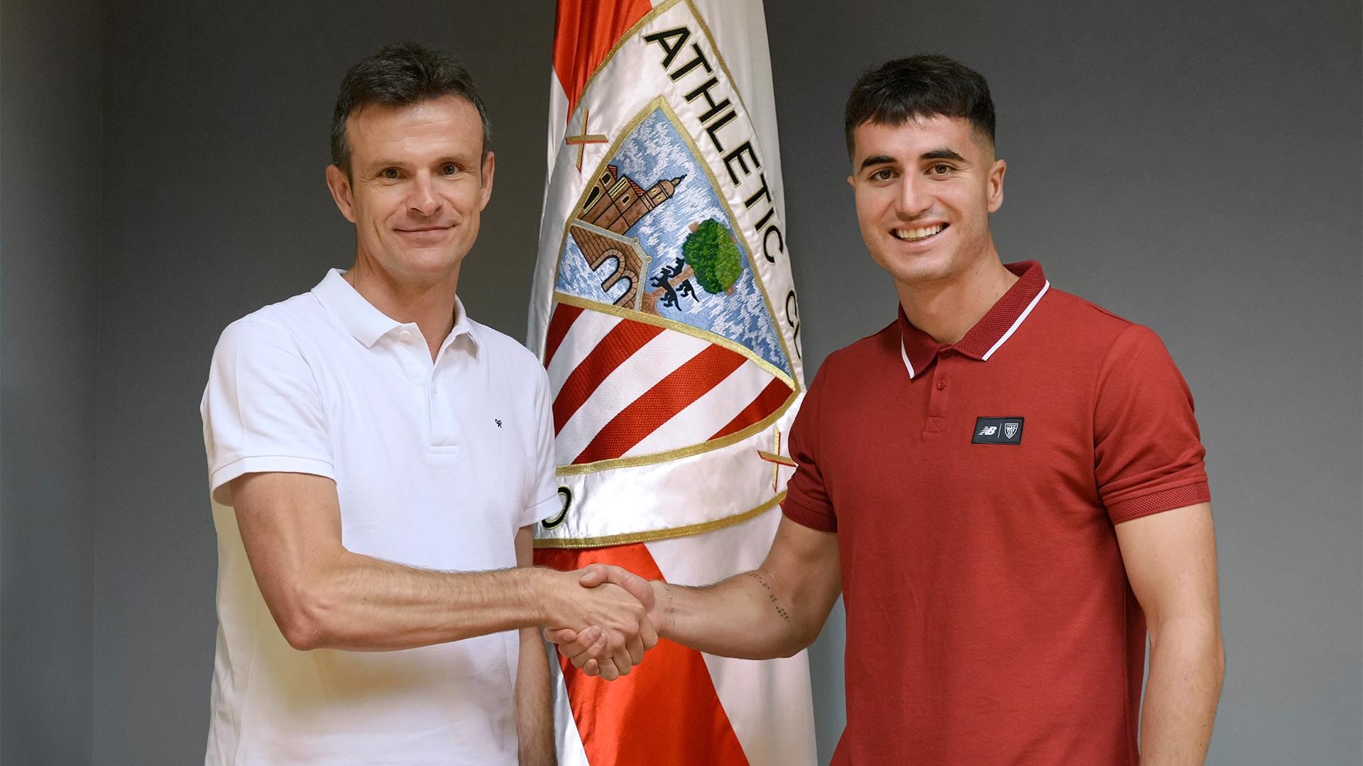 El presidente del Athletic, Jon Uriarte, junto al recién renovado Jon Morcillo