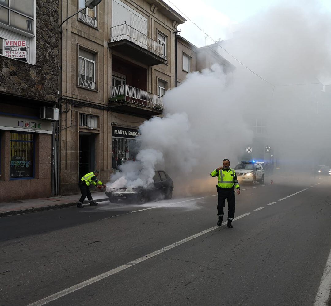 Una patrulla de la Guardia Civil intenta sofocar el fuego