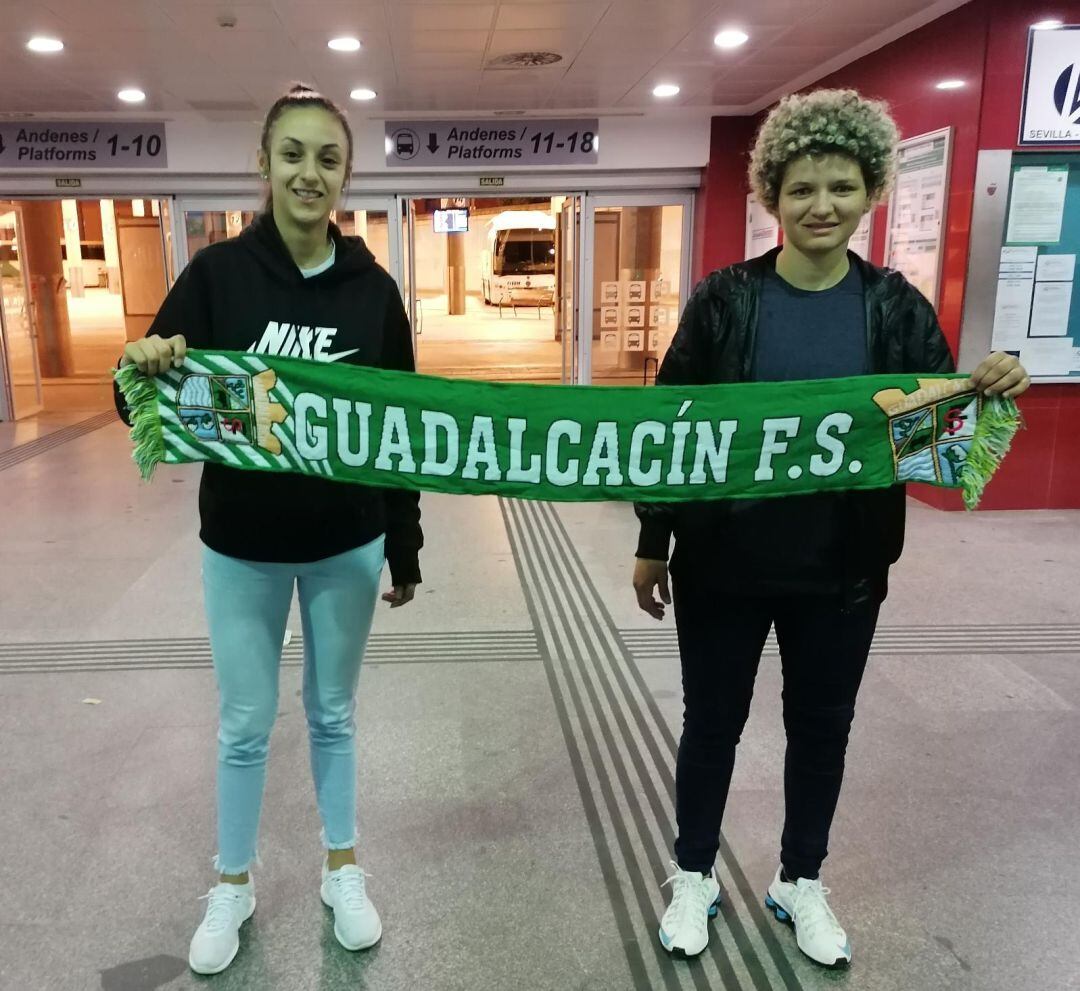 Angelia y Jackeline posando ya como nuevas jugadoras del Guada FSF