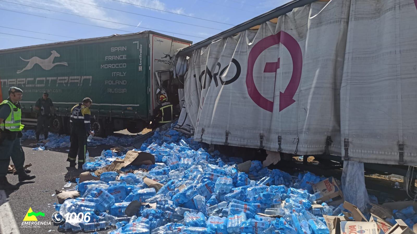 Imagen del estado en el que han quedado los dos camiones, que han colisionado por alcance en el kilómetro 170 de la Autovía A-4