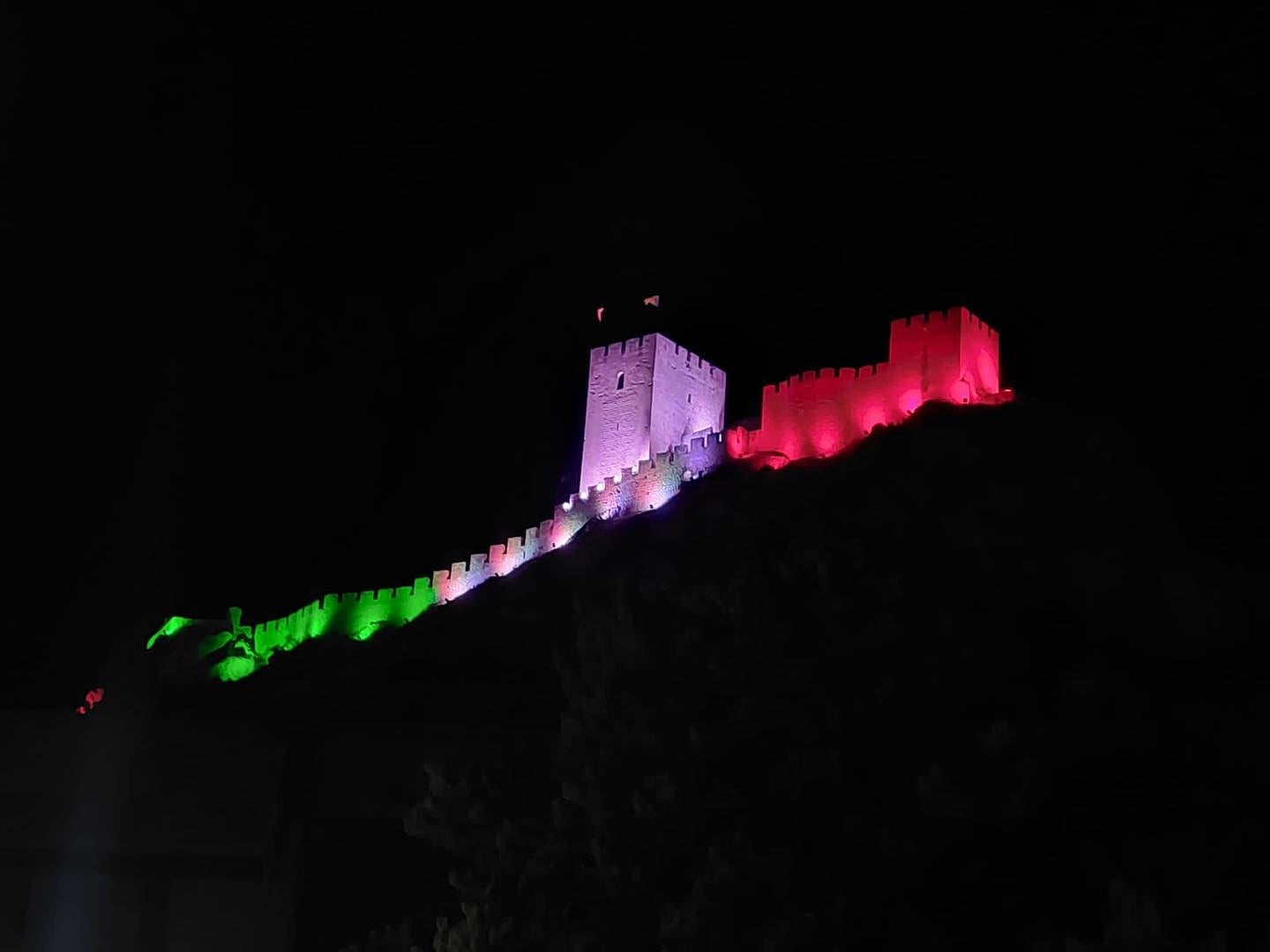 Castillo de Sax con los colores de la Comparsa de Garibaldinos