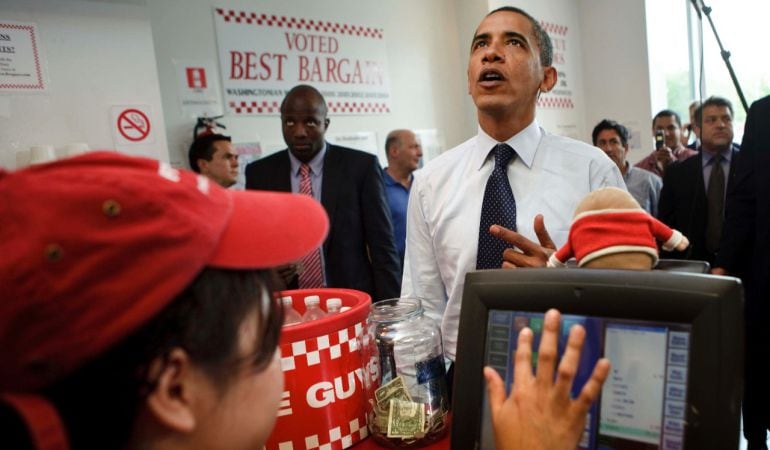 Obama pidiendo una hamburguesa en Five Guys.