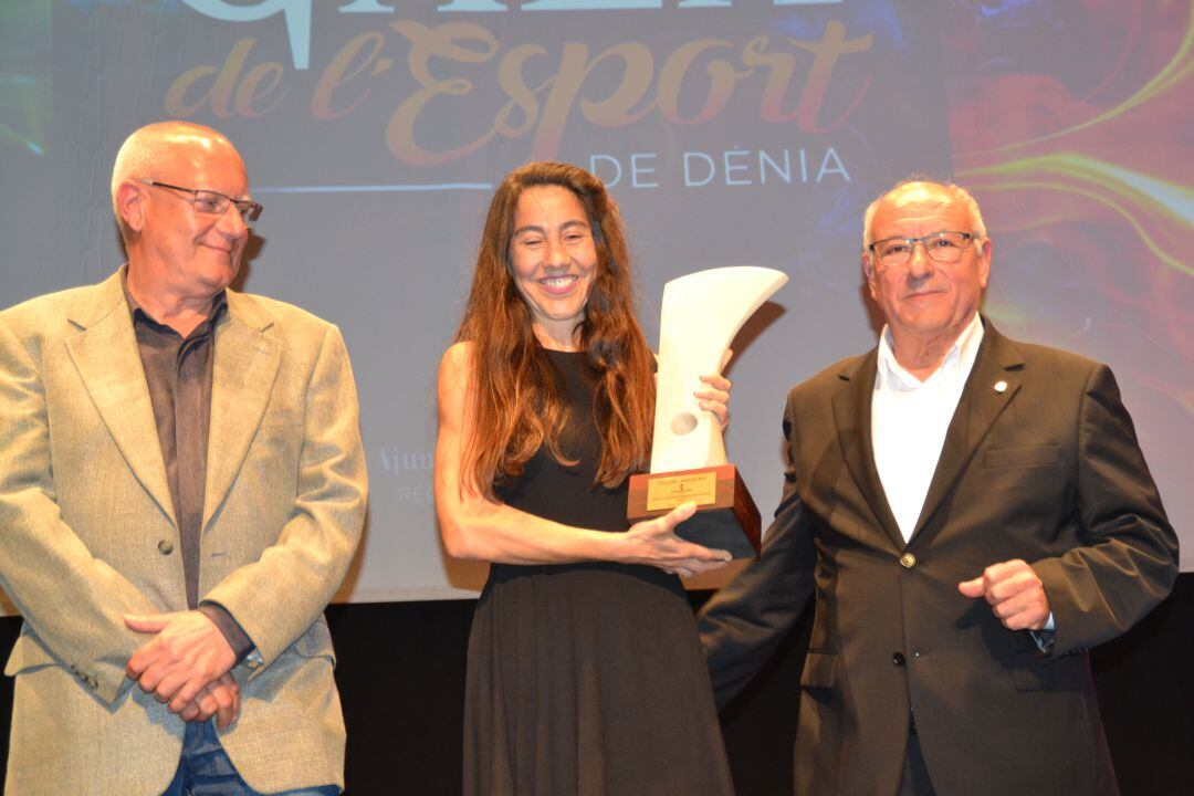 La deportista con el alcalde, Vicent Grimalt (i) y el concejal de Deportes, Vicent Crespo (d).
