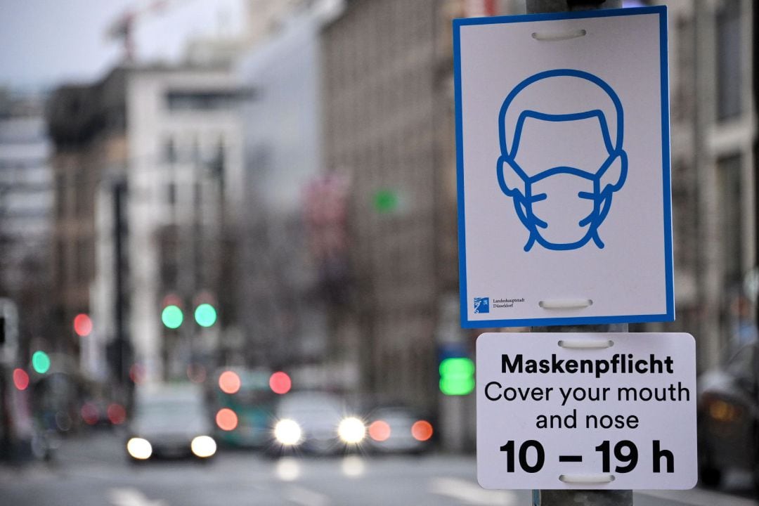 Señal que indica que la mascarilla es obligatoria en una calle de Duesseldorf 