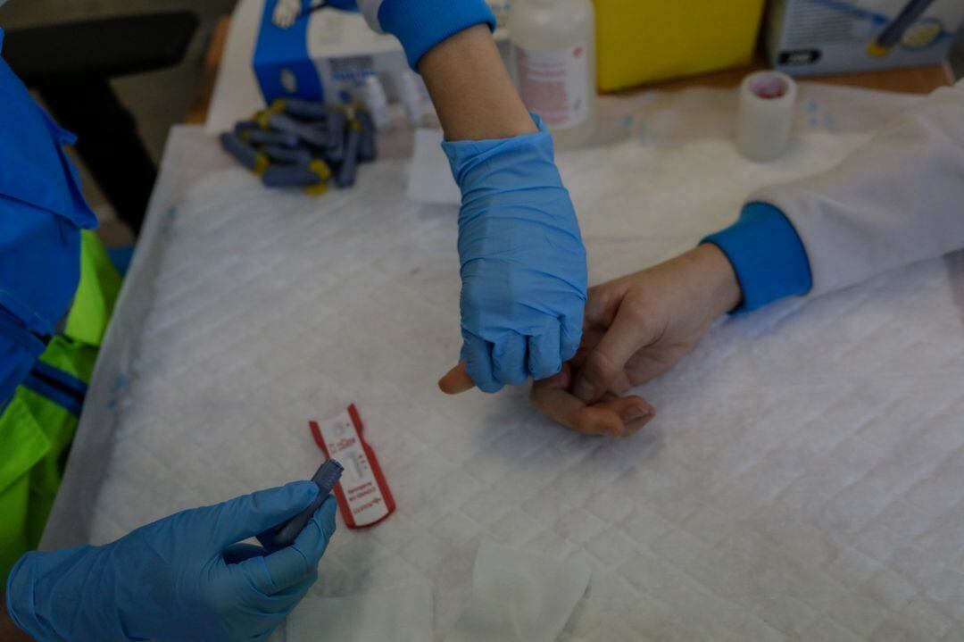 Un sanitario  se hace el test para diagnosticar el Covid-19 durante un día de trabajo, foto de archivo