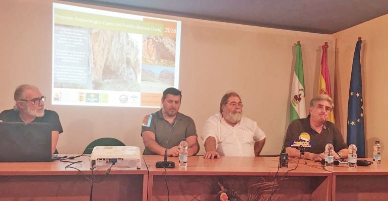 El equipo de arqueólogos explica los hallazgos realizados en la Cueva del Portillo