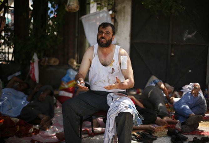 Partidarios de Mohamed Mursi heridos en una calle de El Cairo