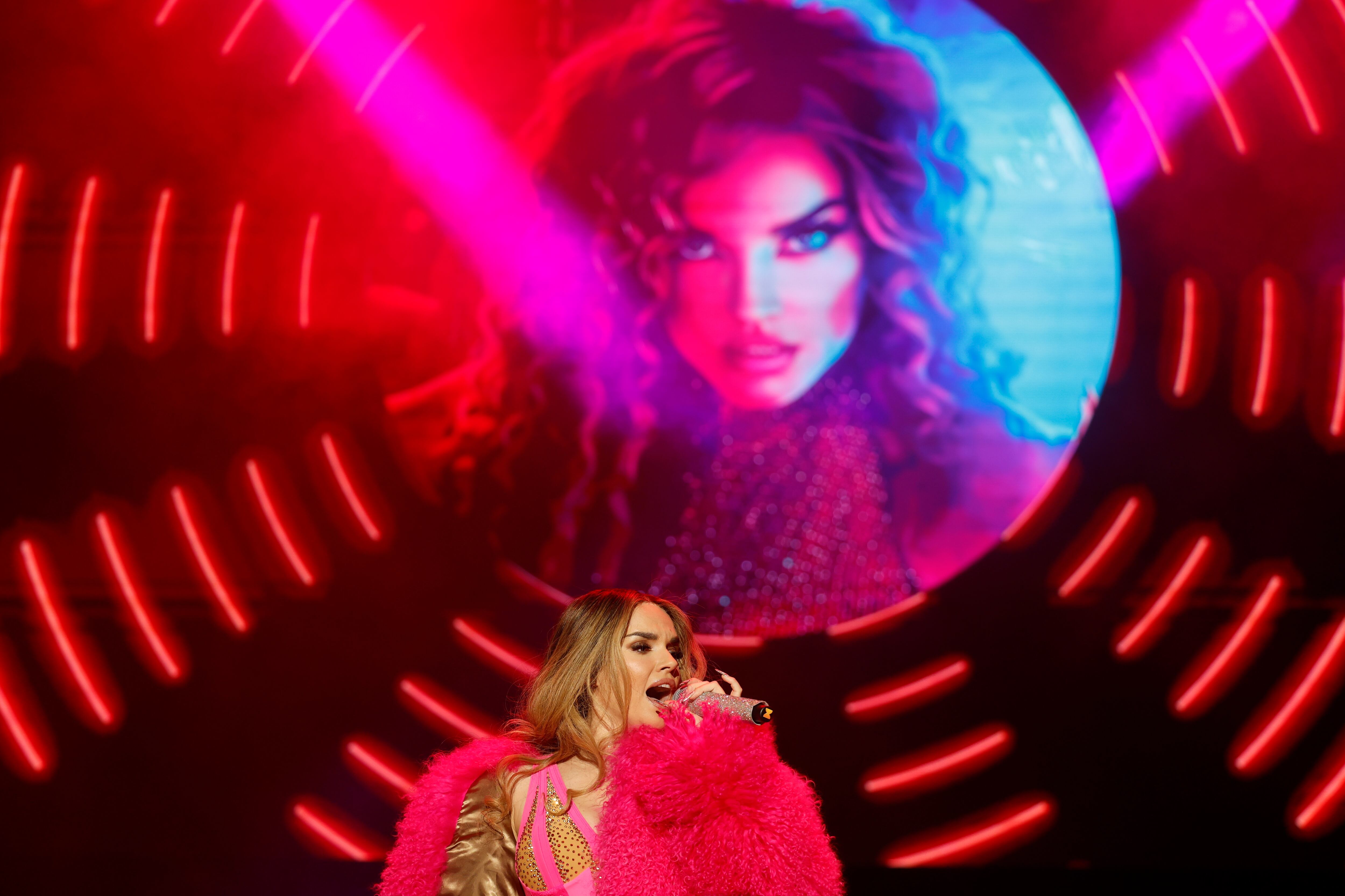 Antequera (Málaga), 31/05/2025.- La cantante Melody durante su actuación hoy sábado en el recinto ferial de Antequera, incluida en la Feria de Primavera que se celebra en la localidad malagueña. EFE / Jorge Zapata.