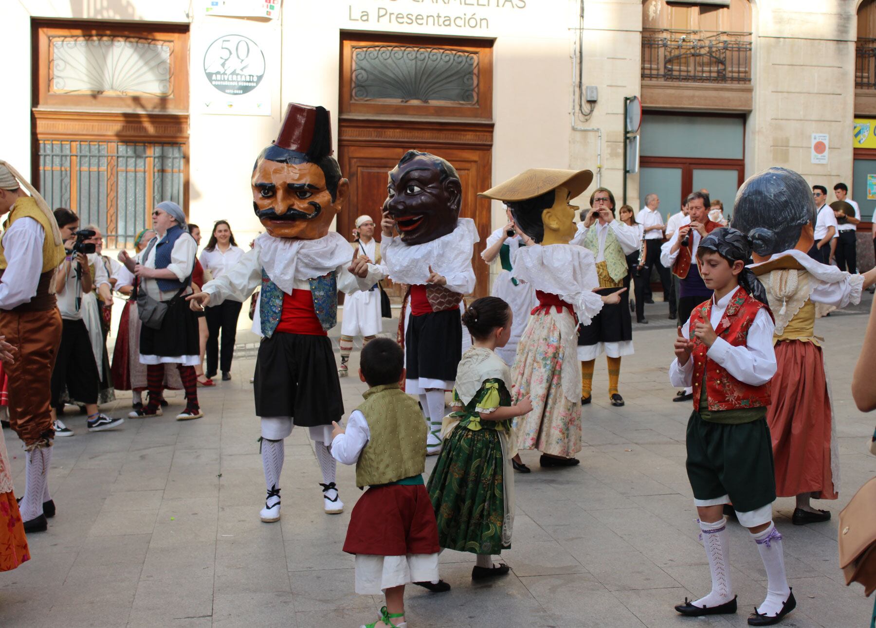 Uno de los bailes del Grup de Danses Sant Jordi con 'els cabuts' como protagonistas