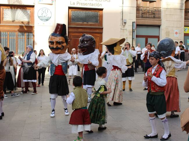 Uno de los bailes del Grup de Danses Sant Jordi con 'els cabuts' como protagonistas