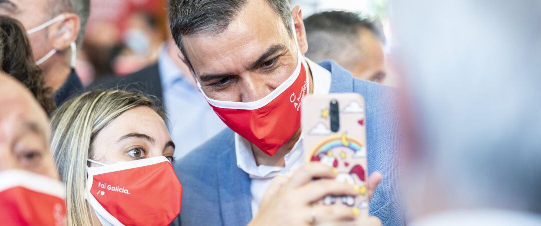 Pedro Sánchez se hace una foto con una simpatizante socialista