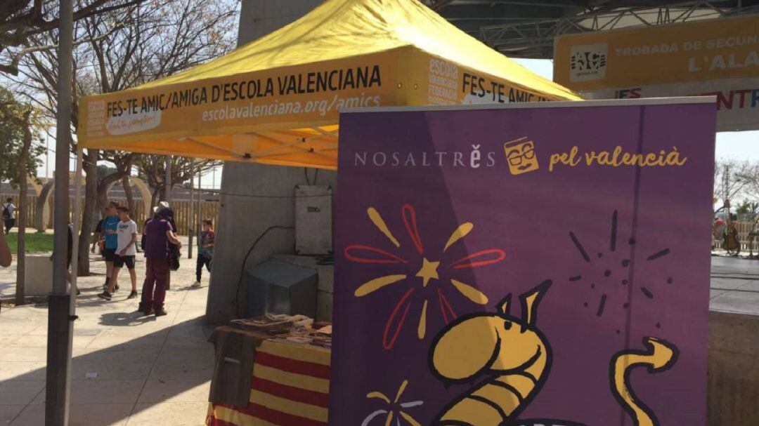 Carpa promocional de Escola Valenciana