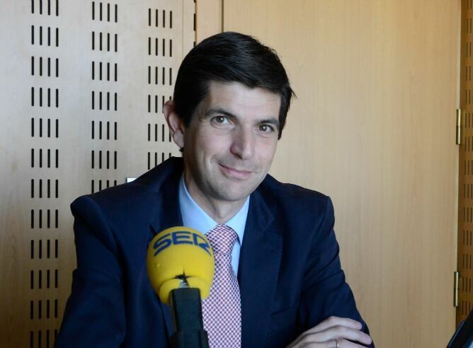Alfonso Fernández de Trocóniz en los estudios centrales de SER Vitoria.