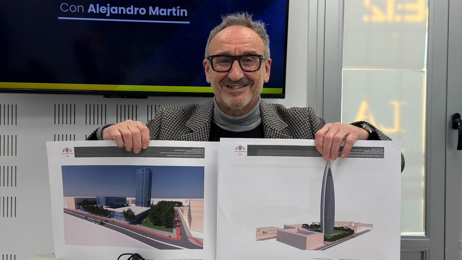 El concejal de Urbanismo de Toledo, Florentino Delgado, con los dos proyectos para revitalizar el barrio de Palomarejos