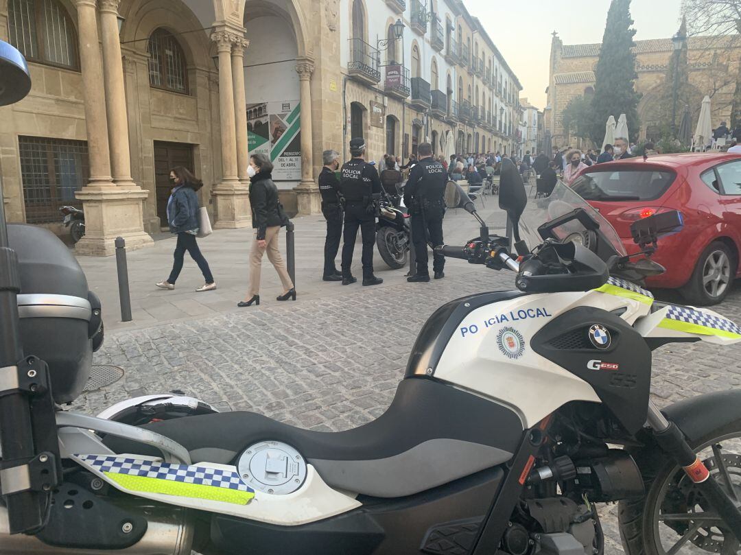 Agentes de la Policía Local patrullan por la plaza Primero de Mayo el Jueves Santo