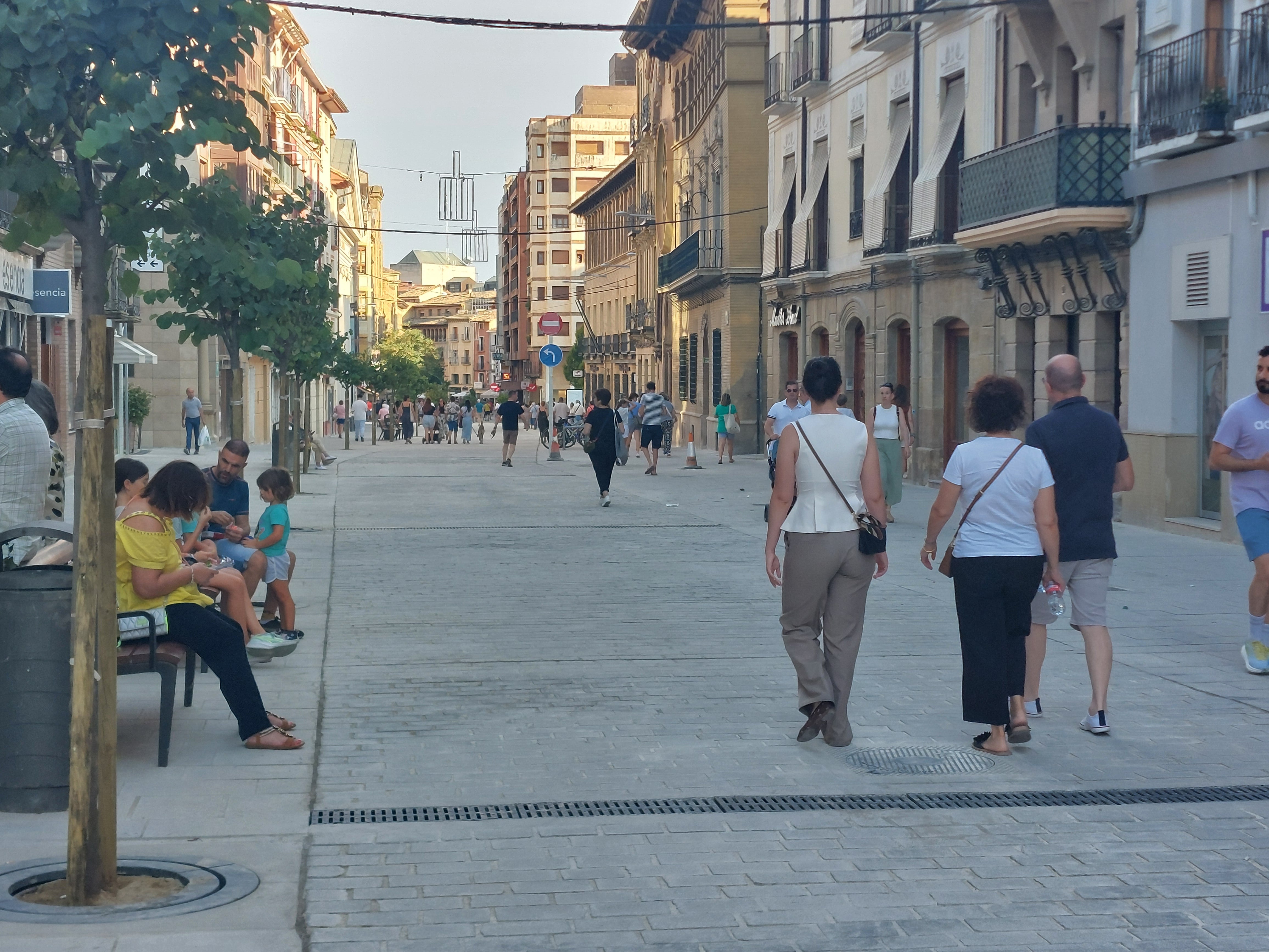 Oscenses paseando por el Coso Alto en Huesca tras finalizar las obras
