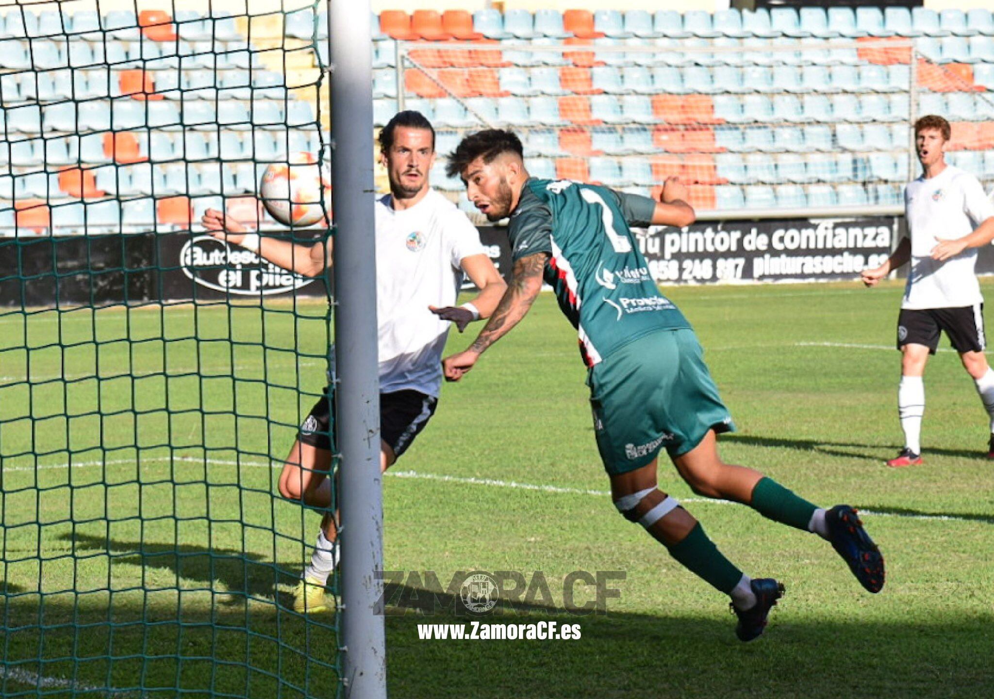 Silva rematando contra la portería charra