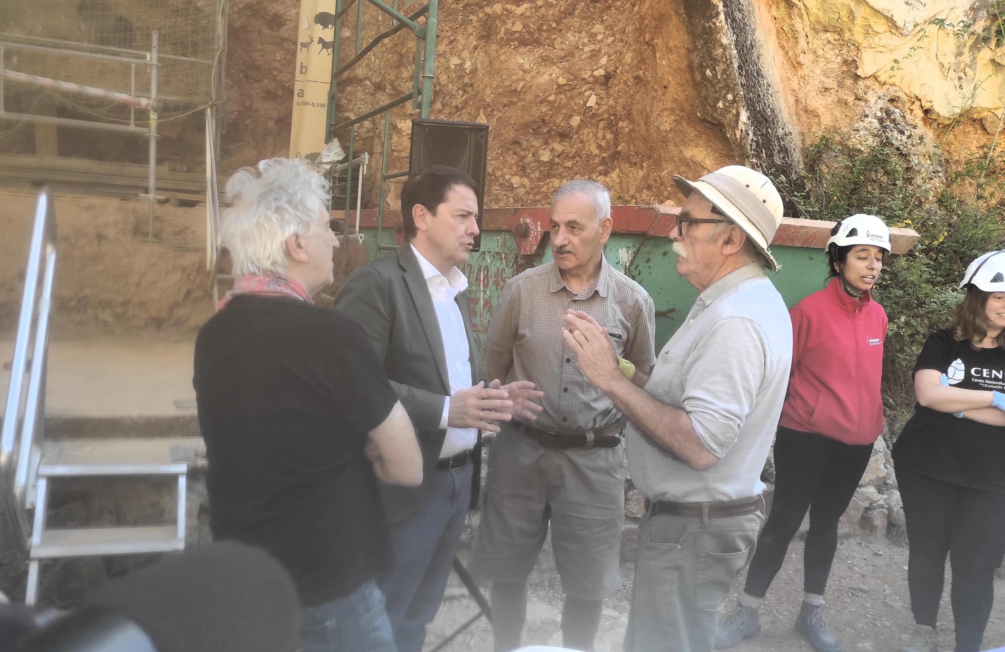 Alfonso Fernández-Mañueco, presidente de la Junta de Castilla y León, junto a los tres co-directores de los yacimientos de Atapuerca. / Foto: Radio Castilla