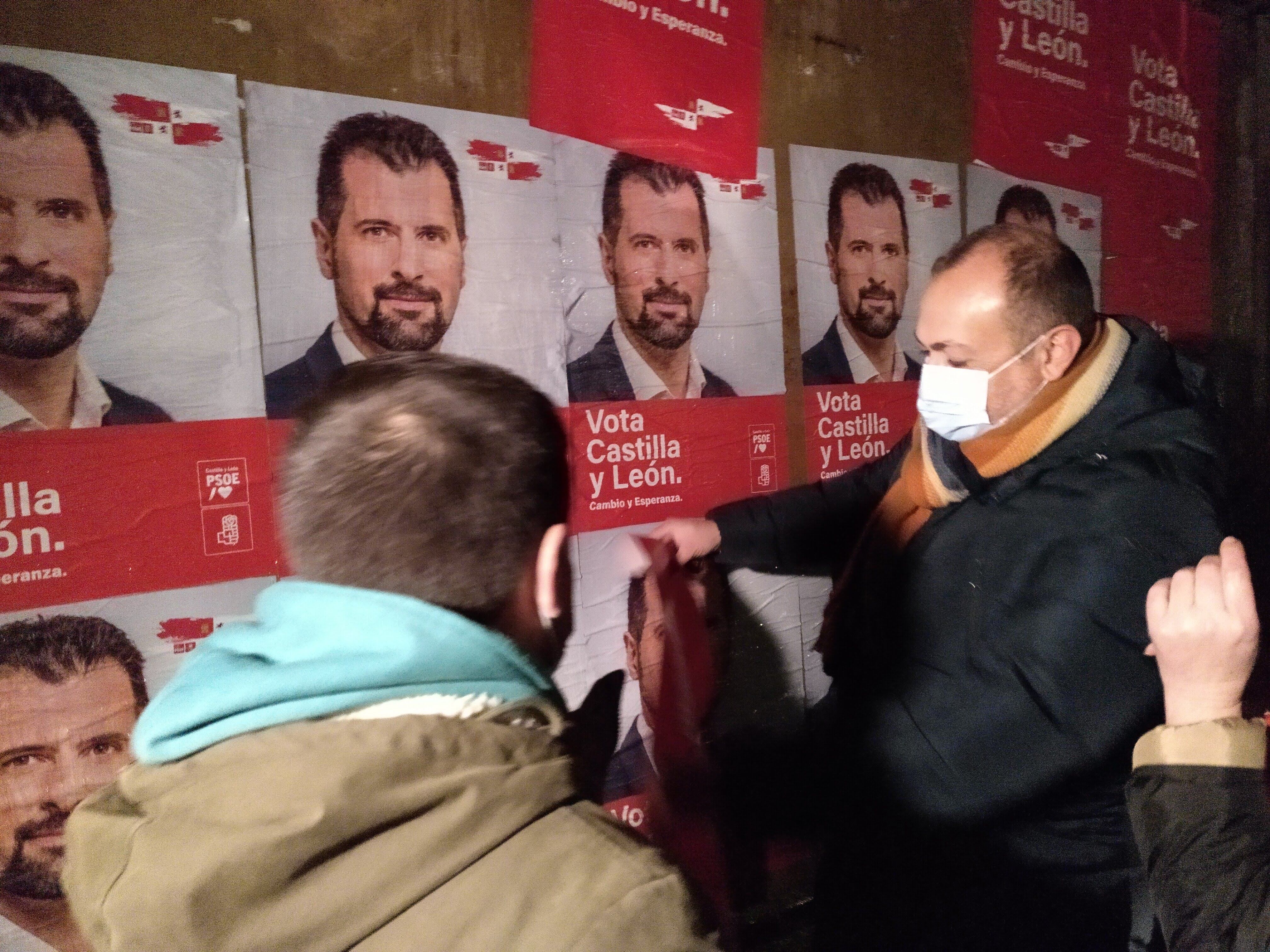 Miguel Hernández, cabeza de lista del PSOE en Ávila, pega un cartel electoral
