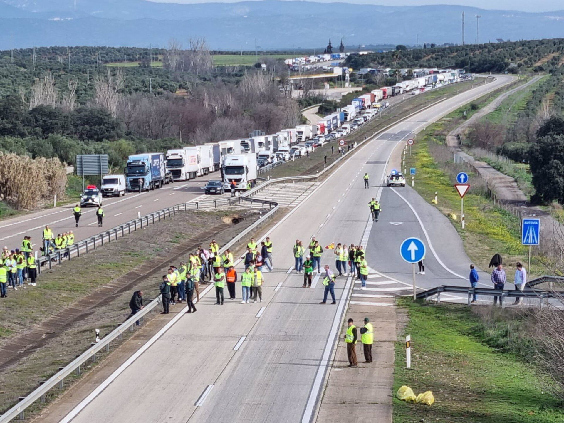 Corte y retenciones por el corte de la A-4 en la provincia de Jaén por las protestas del campo