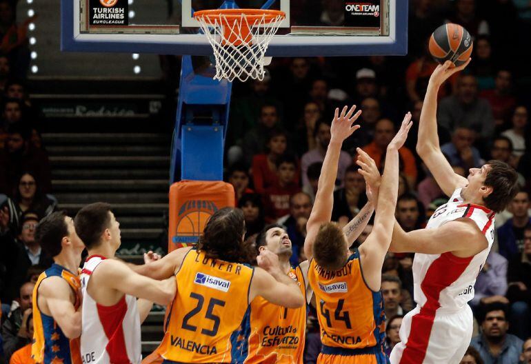 GRA333. VALENCIA, 05/12/2014.- El pívot del Estrella Roja Boban Marjanovic (d) lanza a canasta ante varios jugadores del Valencia Basket, durante el partido de la en la octava jornada de la primera fase de la Euroliga disputado esta tarde en el Pabellón Fuente de San Luis de Valencia. EFE/Juan Carlos Cárdenas