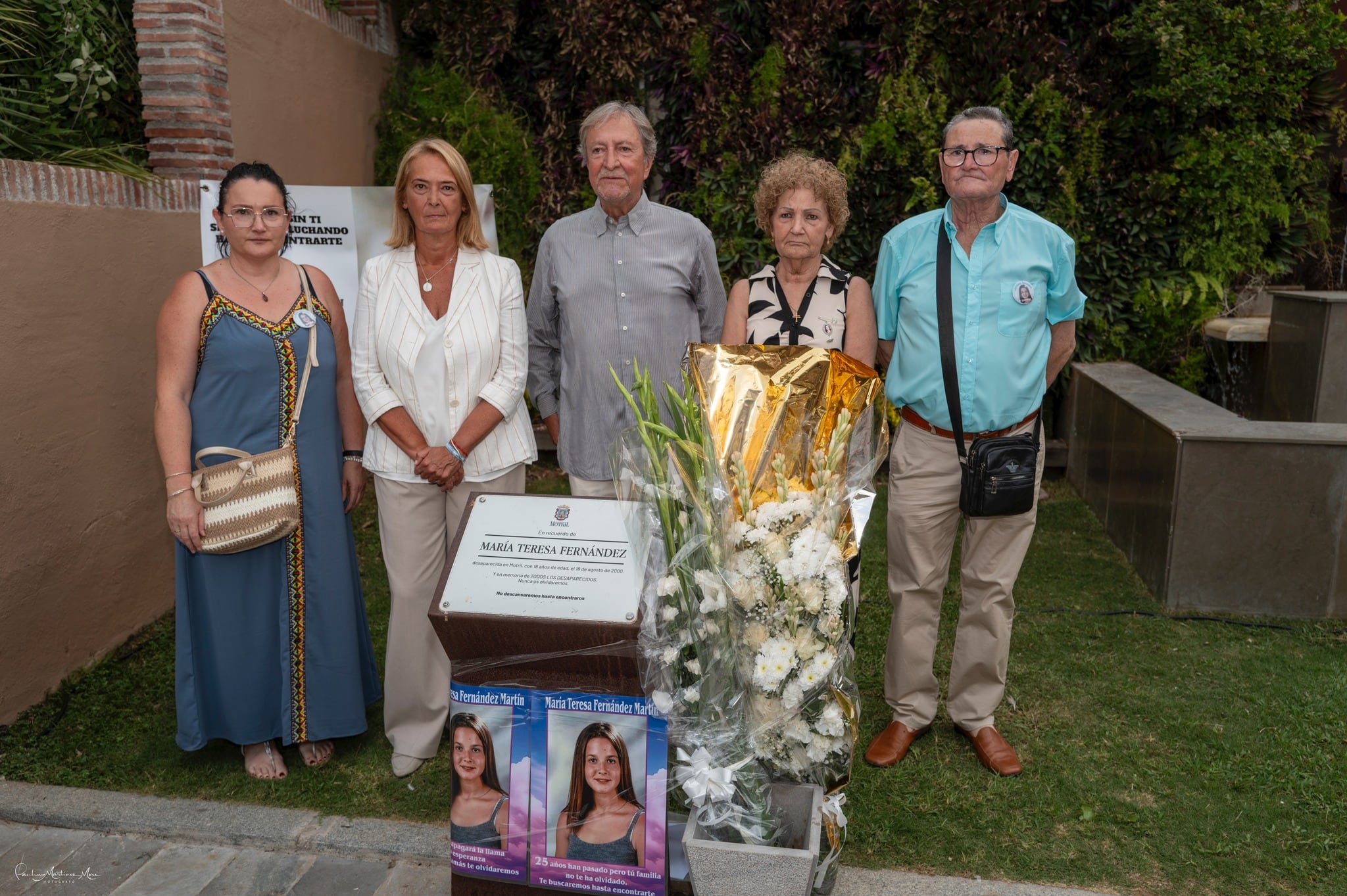 Paco Lobatón acompaña, junto a la alcaldesa de Motril, a la familia de la desaparecida motrileña María Teresa Fernández. FOTO: PAULINO MARTÍNEZ