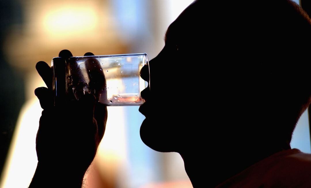 Un hombre bebiendo agua. (Archivo)
