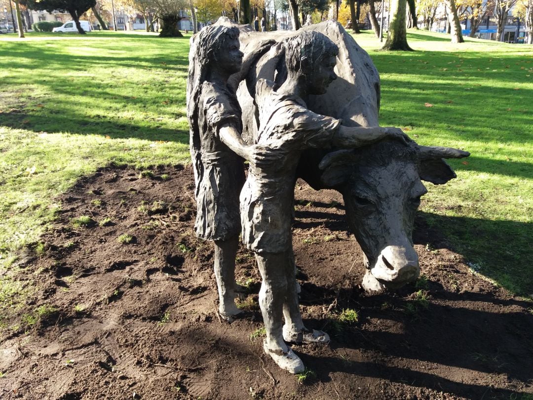 &quot;Adiós Cordera&quot;, de Manolo Linares, en su nuevo emplazamiento del Campo de San Francisco