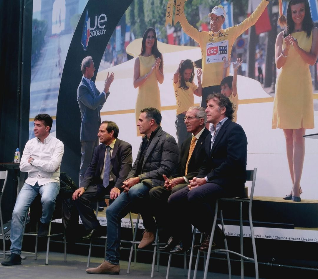 De izquierda a derecha: Carlos Sastre, José María Manso, alcalde de El Barraco; Miguel Induráin, Federico Martín Bahamontes y Pedro Delgado