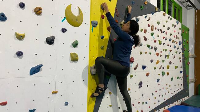 Amanda practicando la escalada en el rocódromo del centro 'La Reunión'.