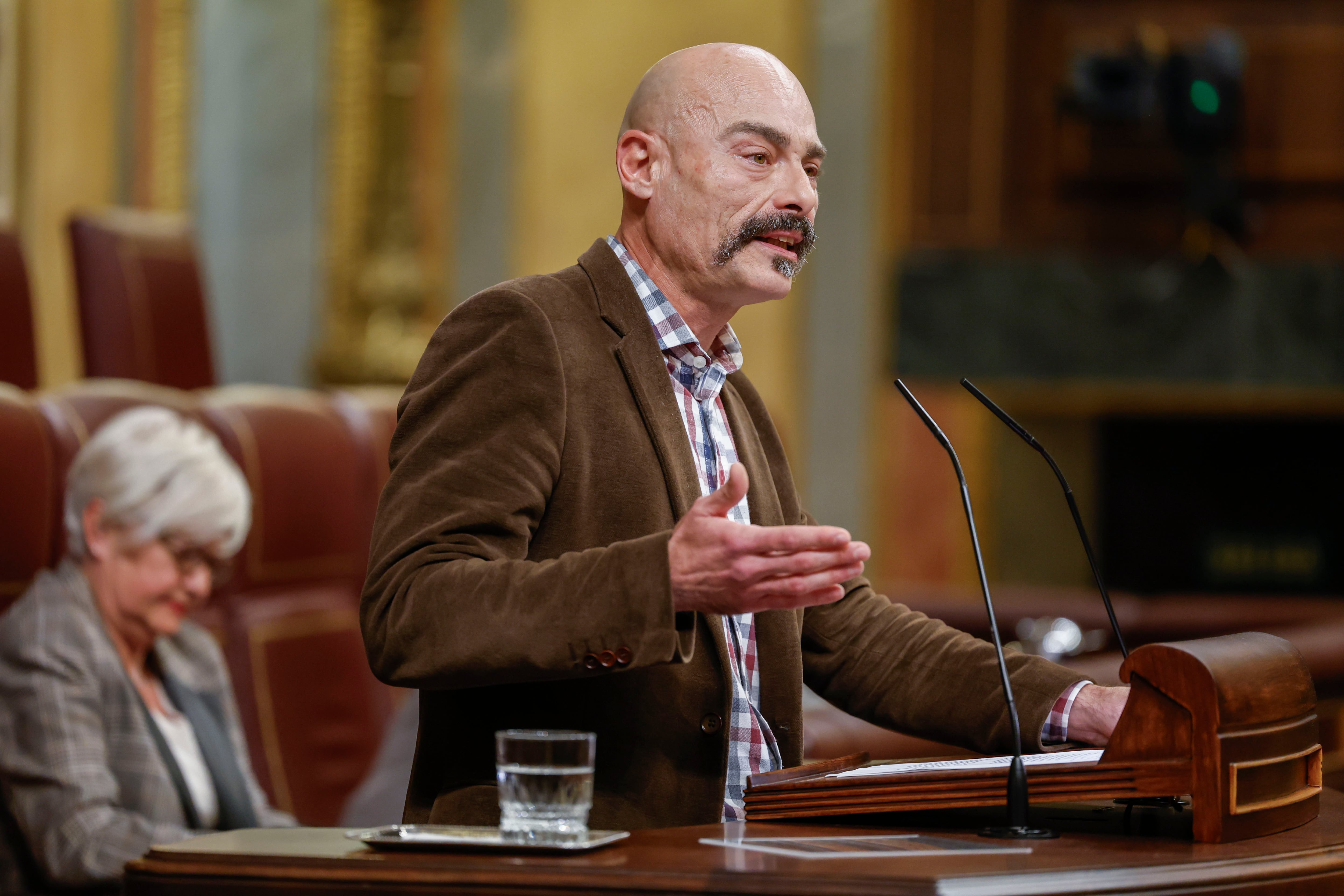 MADRID, 28/11/2023.- El diputado de Sumar Txema Guijarro interviene durante el pleno del Congreso de los Diputados en Madrid este martes. El pleno del Congreso vota este martes la reforma del artículo 46 del reglamento de la cámara que debe adaptar los nombres de las comisiones parlamentarias a los de los nuevos ministerios y aprueba la creación de ocho comisiones no legislativas. EFE/Juan Carlos Hidalgo
