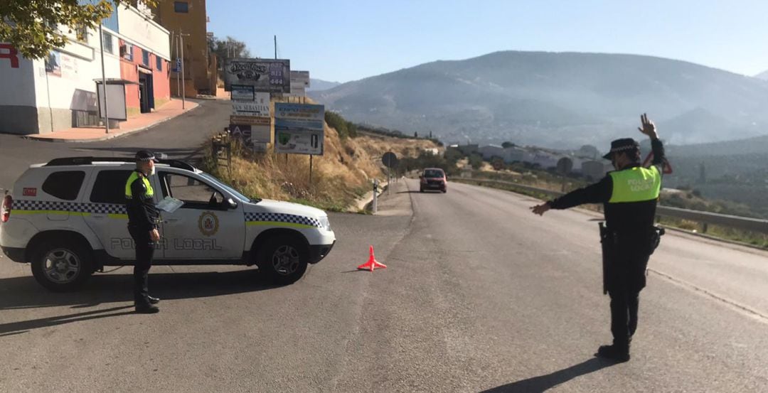 Agentes de la Policía Local controlan las entradas a Jaén capital.
