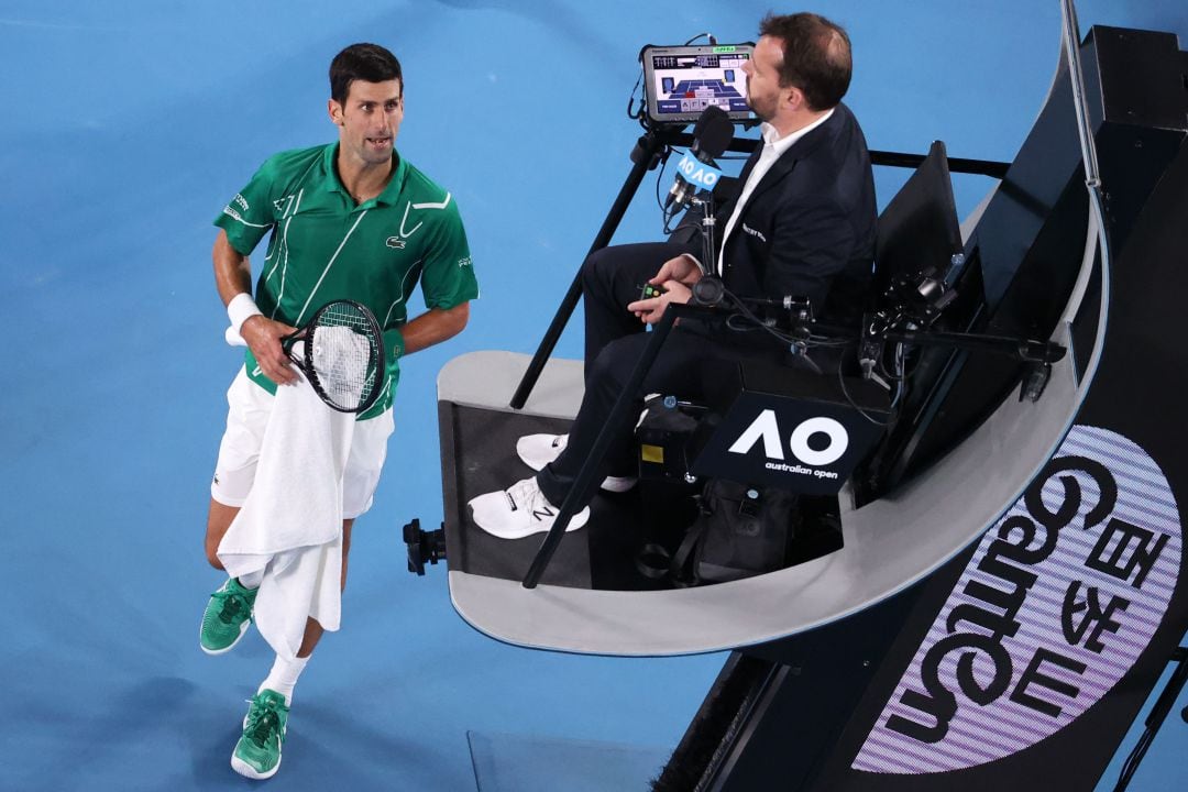 Djokovic junto al juez de silla