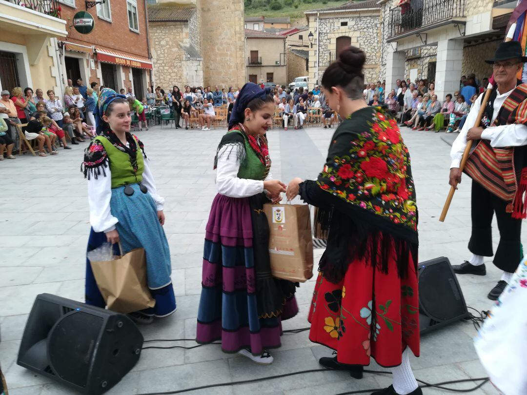 Imagen de archivo de la entrega de obsequios en la muestra que organiza la asociación folklórica El Torrejón, de Adrada de Haza, suspendida también este año 