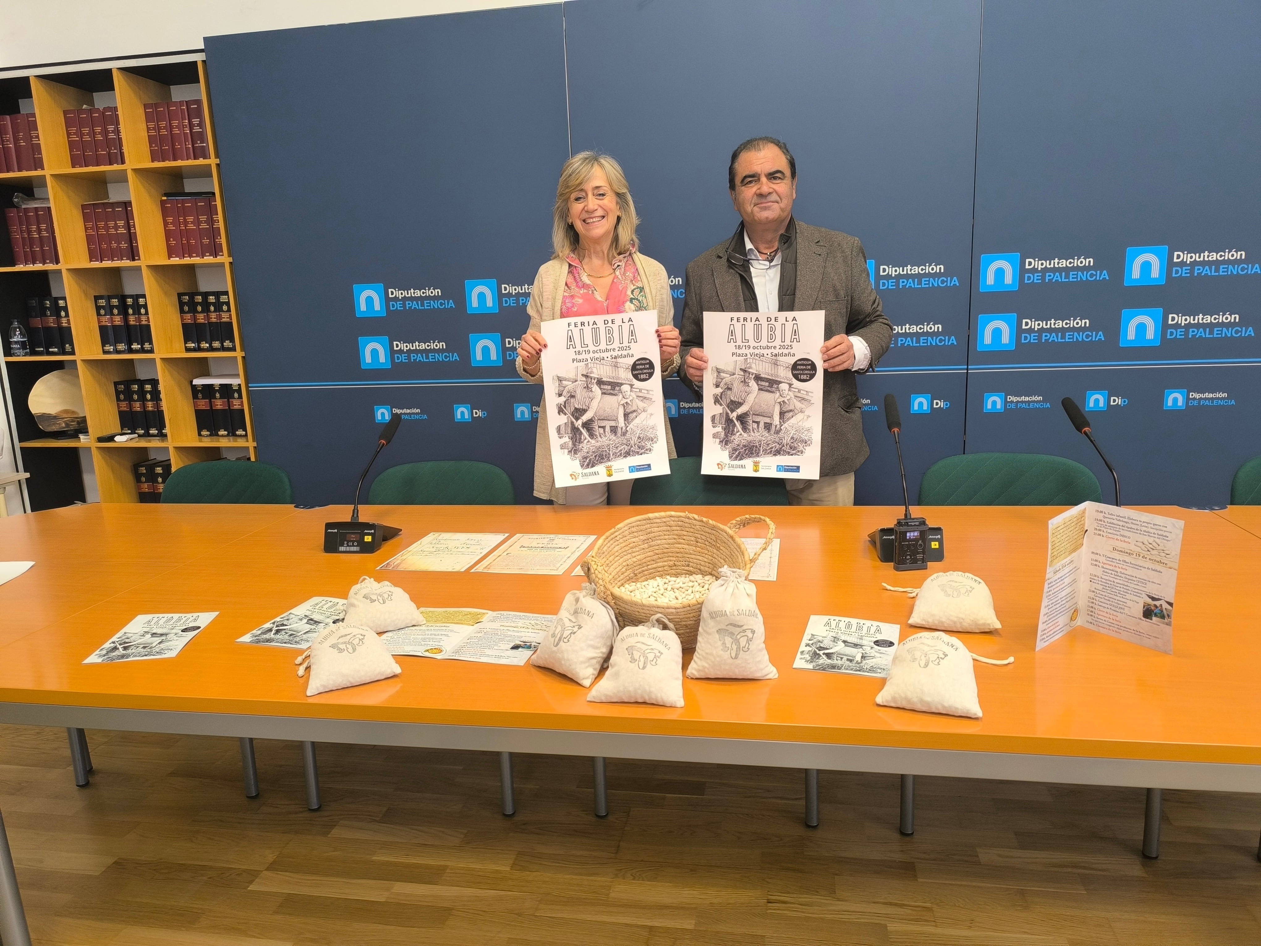 Mª José de la Fuente y Adolfo Palacios presentan la Feria de la Alubia de Saldaña