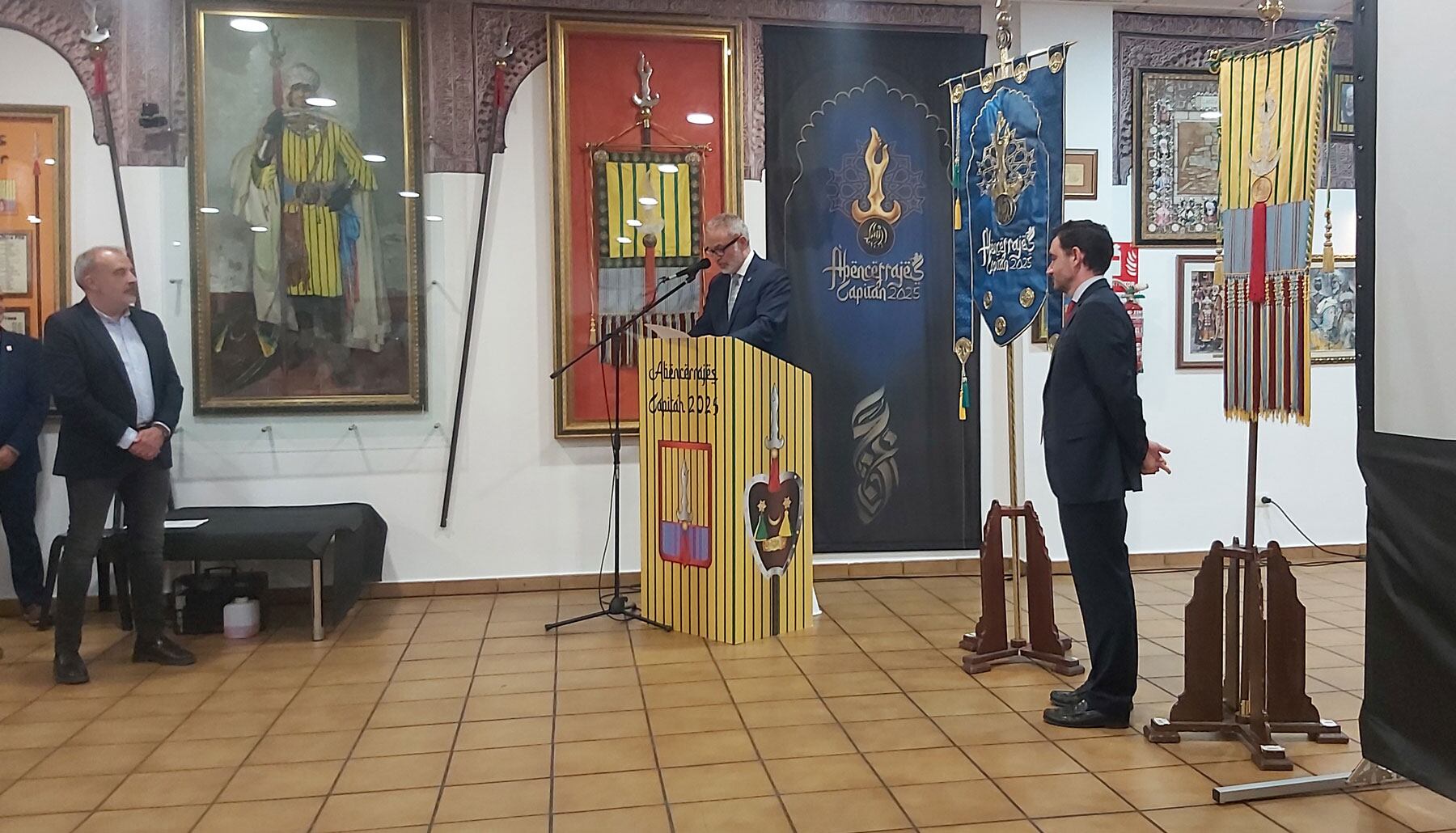 Indalecio Carbonell durante su intervención observado por el primer tro, Pepe Sanz y por el concejal de Fiestas, Jordi Martínez