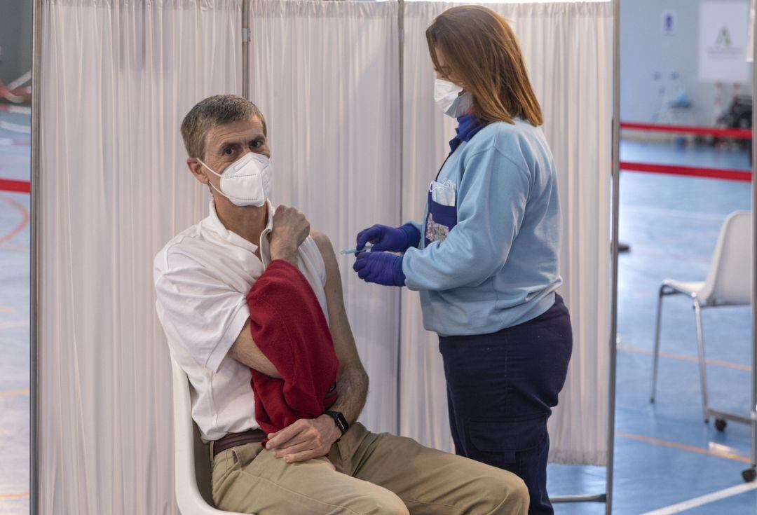 Un hombre recibe una dosis de la vacuna contra la COVID-19 de AstraZeneca
