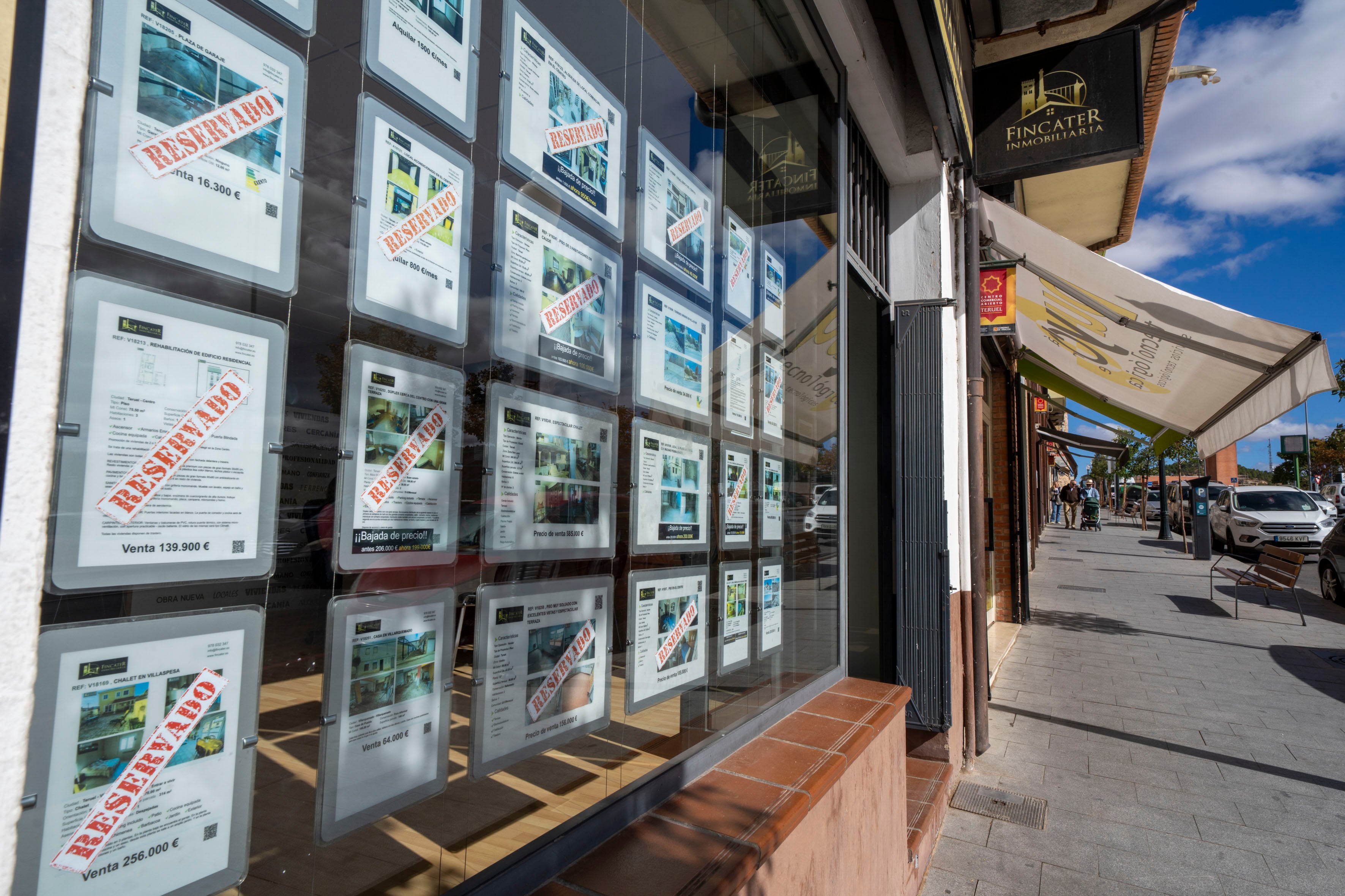 TERUEL, 23/09/2025.- Escaparate de una oficina inmobiliaria. EFE/ Antonio García