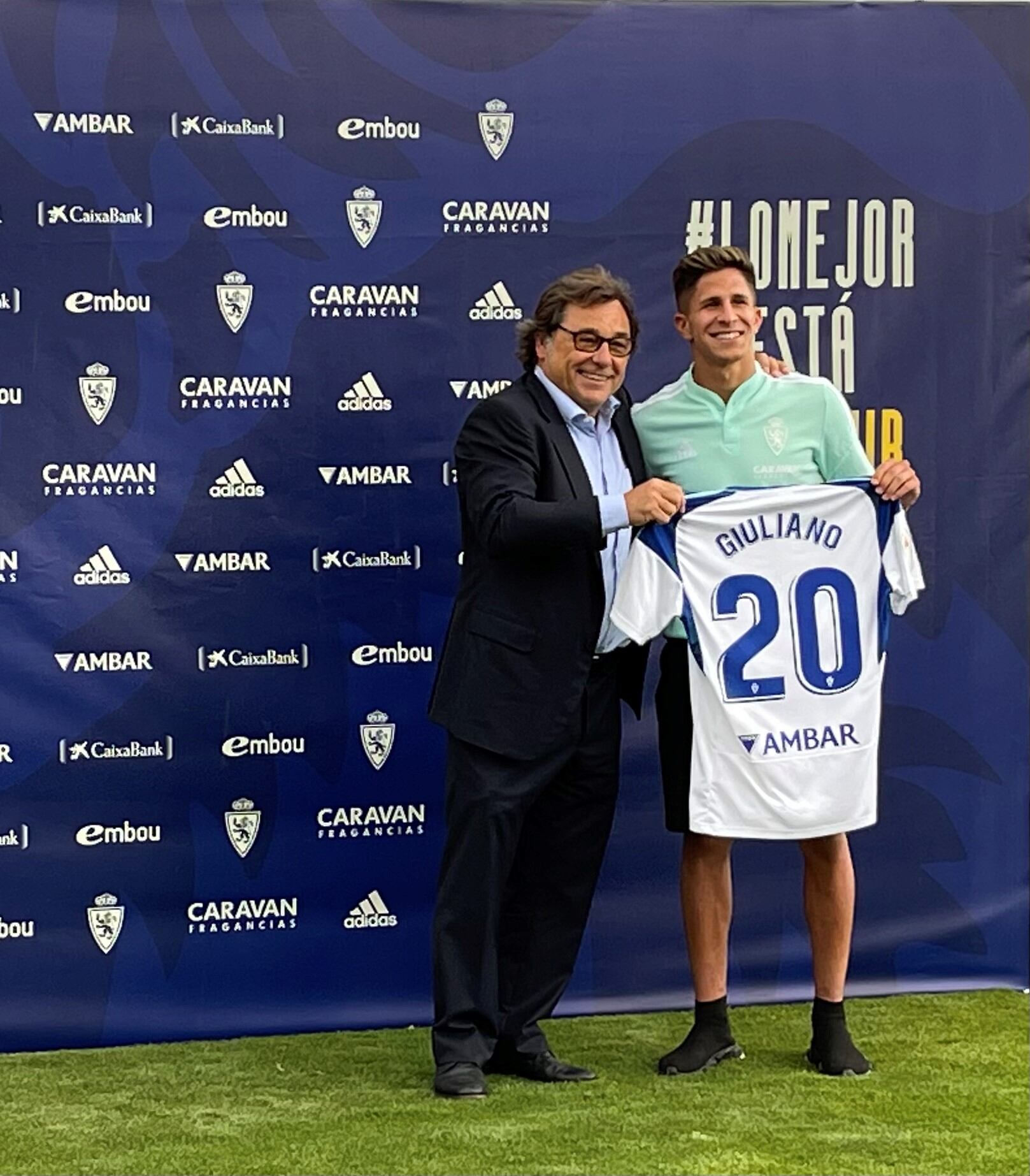 Giuliano Simeone posa junto a Raúl Sanllehí con la camiseta del Real Zaragoza