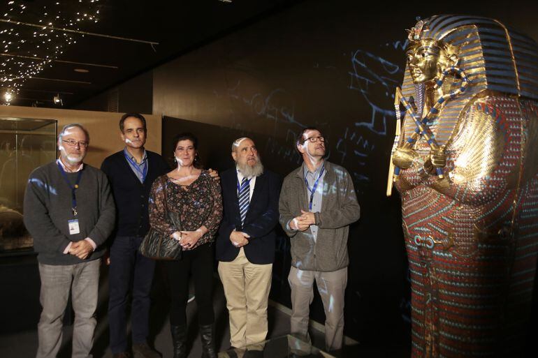 Los profesores José Antonio Lorente (segundo por la izquierda) y Miguel Botella (segundo por la derecha) en la exposición "Momias" en el Parque de las Ciencias de Granada, junto al director del museo Ernesto Páramo, junto a la reproducción de la momia egipcia