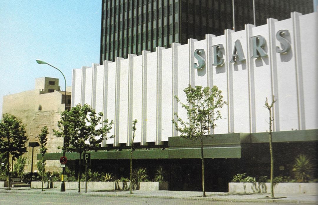 Grandes almacenes SEARS en Serrano junto al edificio del Banco Hispano Americano. Hoy, existen los mismos edificios, pero no con esas entidades.