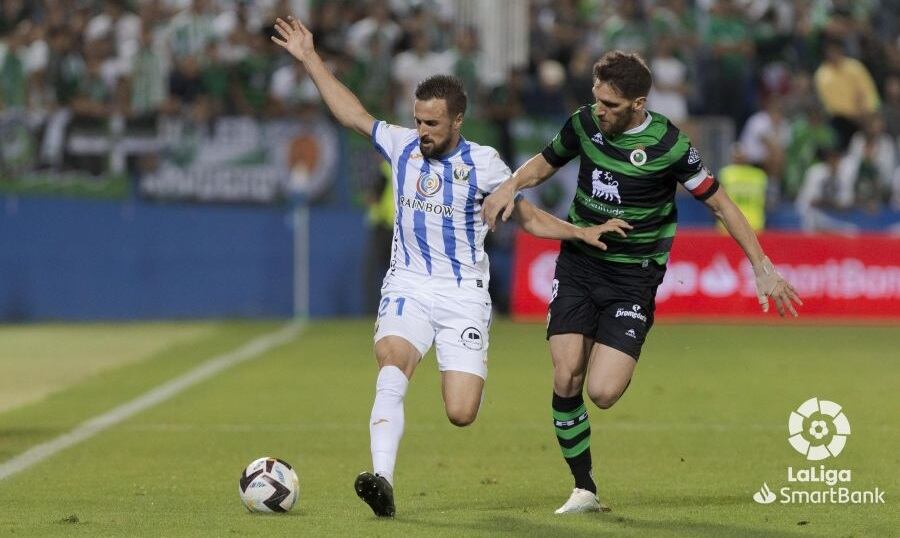 Miramón y Tienza luchan por el balón en Butarque