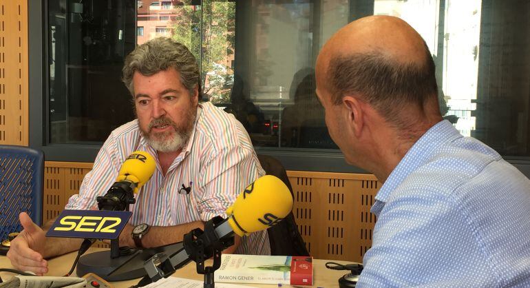 Juan López de Uralde en los estudios de Radio Valladolid