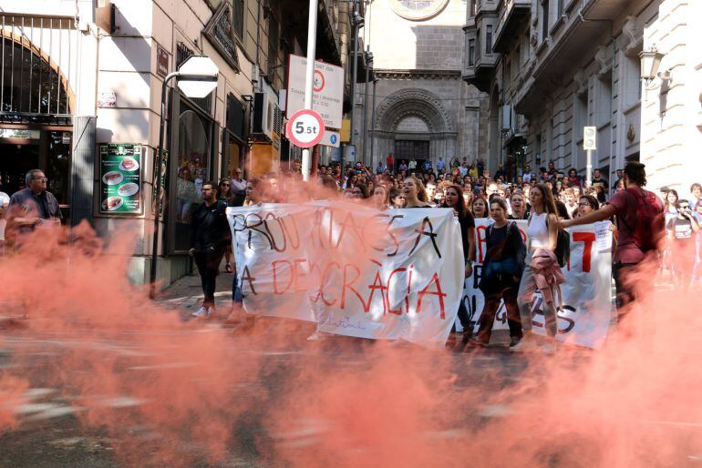 La manifestació d&#039;estudiants per demanar la llibertat de Sànchez i Cuixart baixant pel carrer Santa Marta, a Lleida, en mig d&#039;un fum de color. Imatge del 17 d&#039;octubre de 2017. (Horitzontal)