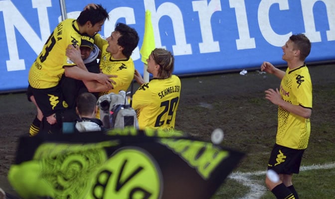 Shinji Kagawa celebra con sus compañeros de equipos su gol ante el Borussia Mönchengladbach