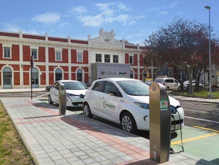 Vehículo eléctrico en las proximidades de la Estación de Tren de Palencia