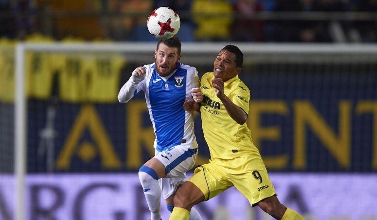 &#039;Tito&#039; (i) lucha con Carlos Bacca, delantero del Villarreal C.F., por un balón durante un partido de Copa del Rey.