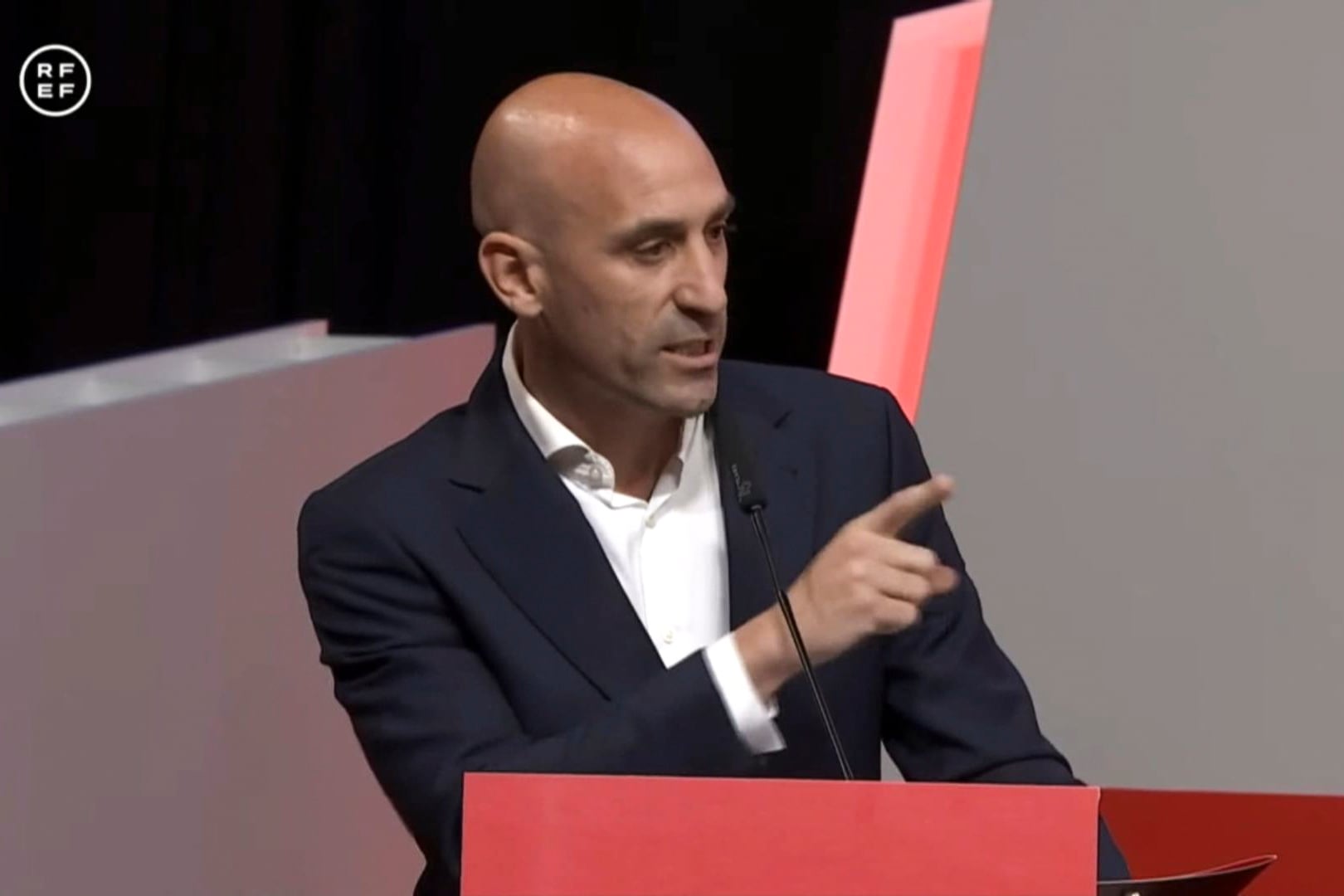 El presidente de la Real Federación Española de Fútbol, Luis Rubiales, durante su intervención en la Asamblea General de dicho organismo en la que ha anunciado que no dimitirá de su cargo tras la polémica por el beso que dio a la futbolista Jenni Hermoso al ganar el Mundial femenino, que ha definió como &quot;espontáneo, mutuo, eufórico y consentido&quot; aunque ha pedido disculpas &quot;por el contexto en el que se produjo&quot;.. EFE/