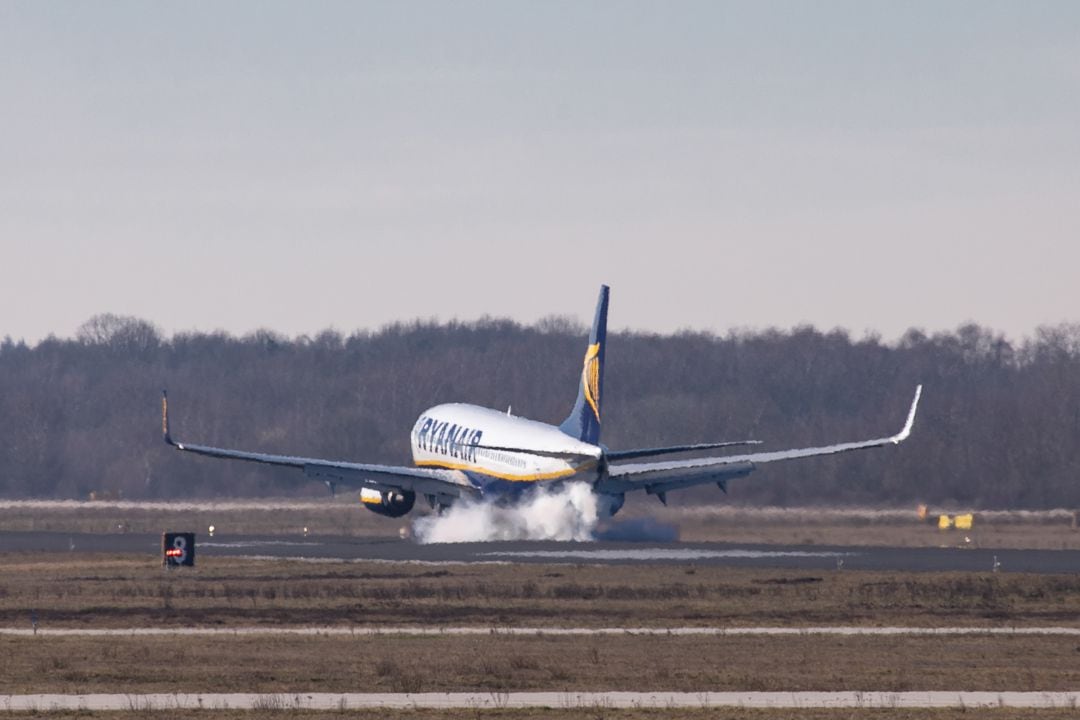 Un avión de Ryanair aterrizando.